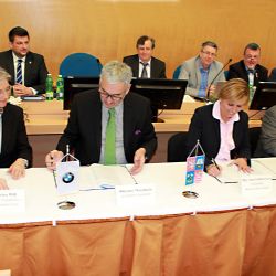 Karlovarský kraj podepsal smlouvu o spolupráci s BMW AG a společností Sokolovská uhelná