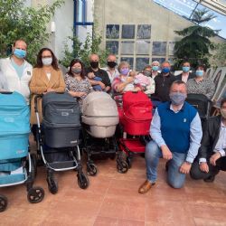 Karlovarský kraj předal pěstounům nové kočárky