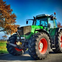 Karlovarský kraj zakoupí nový traktor pro školní statek v Chebu 