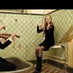 Karlovarští symfonici poukazují videoklipem v Císařských lázních na chybějící koncertní sál