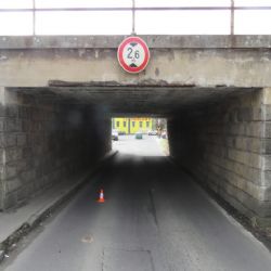 Karlovy Vary: S vozidlem se nevešel pod viadukt