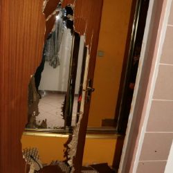 Karlovy Vary: Agresor napadl muže pěstí. Vztek si vybil i na dveřích