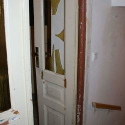 Karlovy Vary: Agresor rozbil v domě dvoje dveře