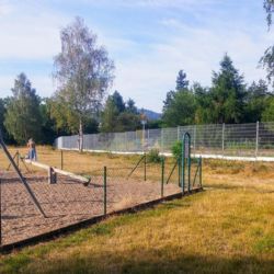 Karlovy Vary - Bohatice: Nechráněná železnice u dětského hřiště je již oplocena