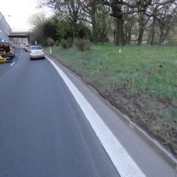 Karlovy Vary: Chodec vběhl do jízdní dráhy motocyklistovi