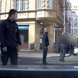 Karlovy Vary: Cizinec odcizil taxík. Po zadržení poničil policejní celu