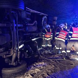 Karlovy Vary: Dnes ráno zasahovali hasiči u dopravní nehody nákladního auta