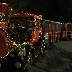 Karlovy Vary: Do ulic města vyjel Vánoční vláček