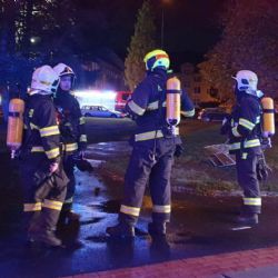 Karlovy Vary: Hasiči z hořícího bytu zachránili jednu osobu