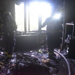 Karlovy Vary: Hasiči zachránili z hořícího bytu dvě osoby