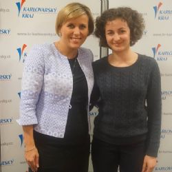 Karlovy Vary: Hejtmanka předala Karině Movsesjan symbolický šek na 10 tisíc korun 