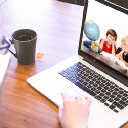 Karlovy Vary: Holky z Moskevské shání techniku pro online výuku dětí