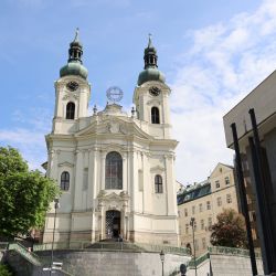 Karlovy Vary: K chrámu sv. Máří Magdalény se vrátila historická dlažba