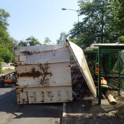 Karlovy Vary: Kontejner spadl z auta přímo na autobusovou zastávku