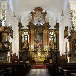 Karlovy Vary: Kostel sv. Máří Magdalény a podzemní krypta s kostnicí