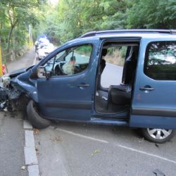 Karlovy Vary: Kvůli nepozornosti řidičky došlo ke střetu vozidel 
