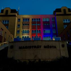 Karlovy Vary: Magistrát se rozsvítí v barvách trikolory