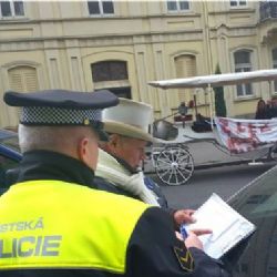 Karlovy Vary: Městská policie protestujícím fiakristům zabránila v jízdě kočárů