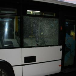 Karlovy Vary: Mladík hodil sklenku po autobusu. Škoda 40 tisíc