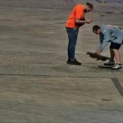 Karlovy Vary: Mladík odstranil poklop od kanálu