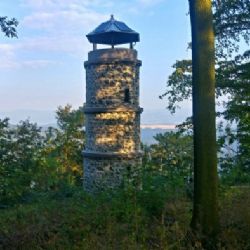 Karlovarsko: Na návštěvníky Mattoniho rozhledny na Bučině čeká o víkendu dřevosochání i dílničky pro děti