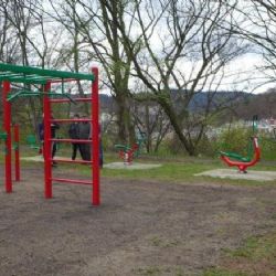 Karlovy Vary: Na Šibeničním vrchu v Drahovicích vzniklo nové fit hřiště