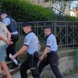 Karlovy Vary: Napadený upadl na zem a ztratil vědomí