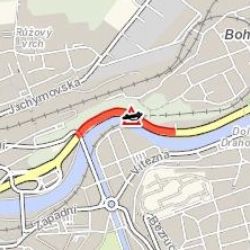 Karlovy Vary: Nehoda náklaďáku a osobního vozidla. Řidiči pozor, tvoří se zde kolony