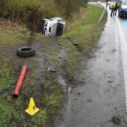 Karlovy Vary: Nepřizpůsobil rychlost. Skončil v příkopu