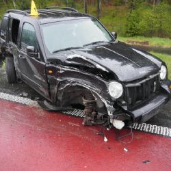 Karlovy Vary: Nepřizpůsobil rychlost. Střet tří vozidel