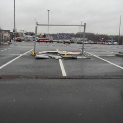 Karlovy Vary: Nevěnoval se řízení. Srazil reklamní bilboard 