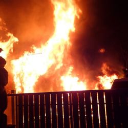 Karlovy Vary: Oheň zničil dvě vozidla a poškodil dřevostavbu