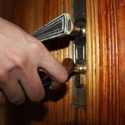 Karlovy Vary: Oloupil postiženého o několik stokorun