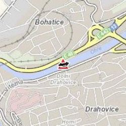 Karlovy Vary: Osobní vozidlo narazilo do betonových svodidel