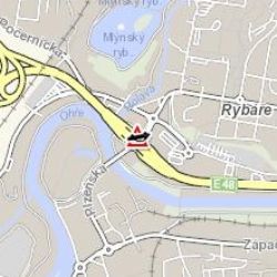 Karlovy Vary: Osobní vozidlo narazilo do obrubníku