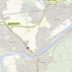 Karlovy Vary: Osobní vozidlo narazilo do stromu padlého přes silnici