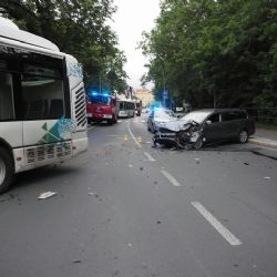 Karlovy Vary: Pod vlivem alkoholu se střetl s protijedoucím autobusem