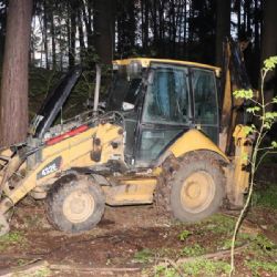 Karlovy Vary: S odcizeným bagrem zapadl v podmáčeném terénu