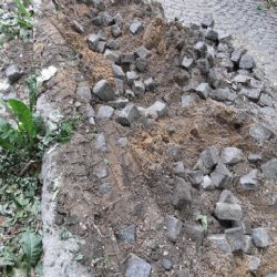 Karlovy Vary: Policie hledá svědky dopravní nehody. Došlo ke značnému poškození chodníku