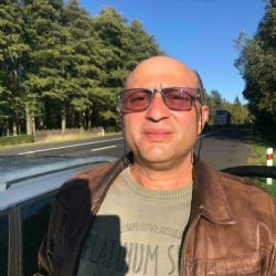 Karlovy Vary: Policie pátrá po dvou mužích rumunské národnosti. Okradli 71letou seniorku