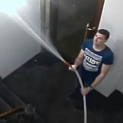 Karlovy Vary: Policie pátrá po muži z videozáznamu. Vytopil vstupní halu hotelu