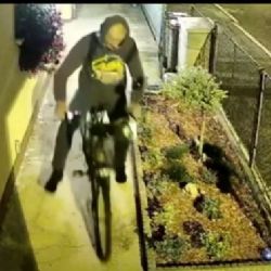 Karlovy Vary: Policie pátrá po neznámém muži z videozáznamu