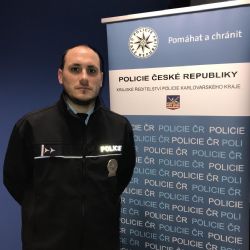 Karlovy Vary: Policista v civilu poskytnutím první pomoci zachránil muži život