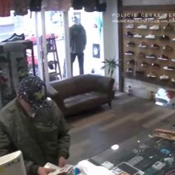 Karlovy Vary: Policisté pátrají po podvodníkovi z kamerového záznamu