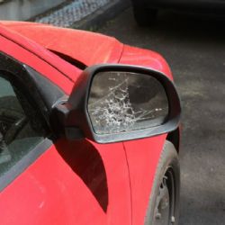 Karlovy Vary: Poničil dvě vozidla