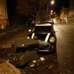 Karlovy Vary: Na vozidlo házel popelnice. Škoda 20 tisíc