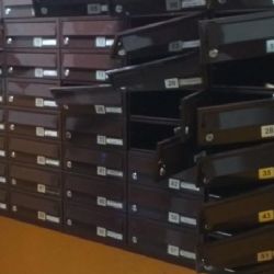 Karlovy Vary: Poškodil poštovní schránky. Škoda 30 tisíc