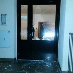 Karlovy Vary: Poškodil vchodové dveře