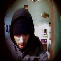 Karlovy Vary: Poznáváte muže na videu? Přepadl zlatnictví