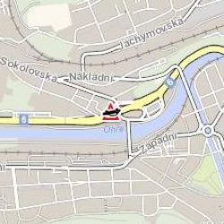 Karlovy Vary: Pozor! Osobnímu vozidlu upadlo za jízdy kolo